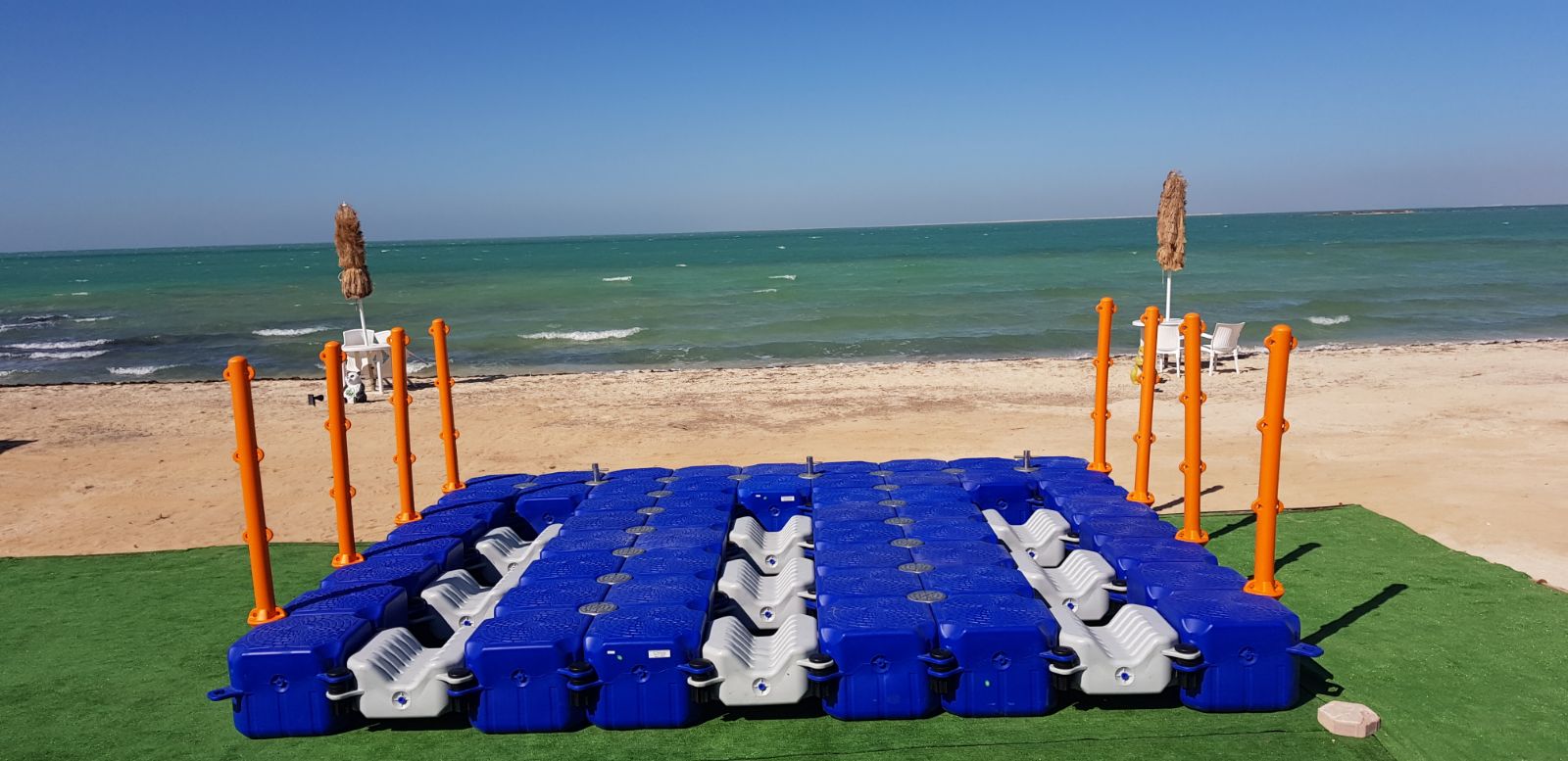 摩托艇?？堪灏咐?></a></dt>
          <dd>
            <h4>摩托艇?？堪灏咐?small></small></h4>
            <p> 摩托艇?？科脚_(tái)是根據(jù)摩托艇的型號(hào)特意定制的這款?？扛⊥财脚_(tái)　 是由平臺(tái)跟停靠位一起組合的，在浮臺(tái)的固定位都有抱樁器連接樁點(diǎn)，在對(duì)應(yīng)位置還需要拋下霍爾錨... </p>
            <a href=