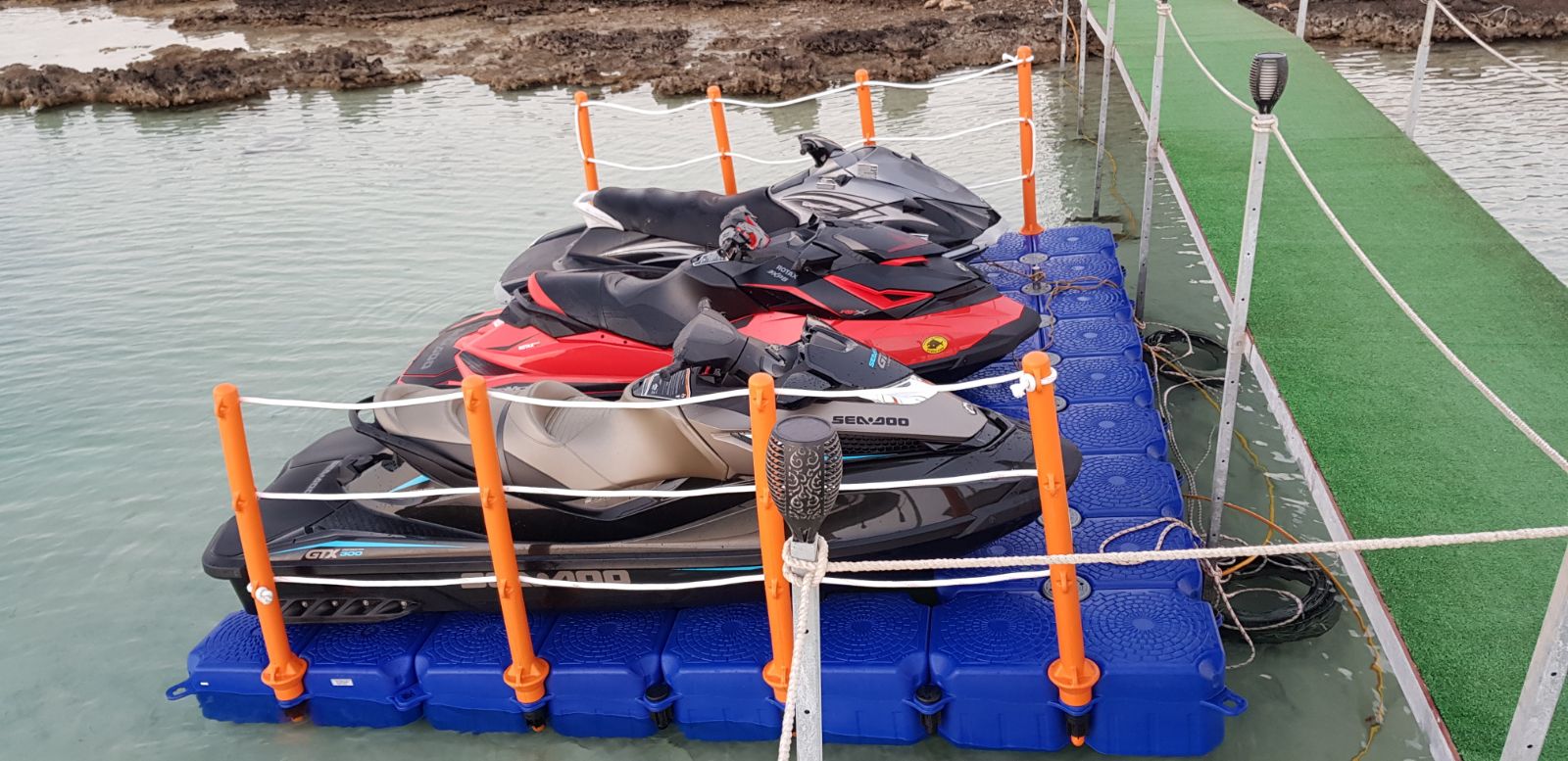 浮筒?？堪灏咐?></a></dt>
          <dd>
            <h4>浮筒?？堪灏咐?small></small></h4>
            <p> 漂浮在水面上的密閉金屬筒，下部用鉄錨固定，用來(lái)系船或做 航標(biāo)等。 　　另外有一種新型浮筒，采用強(qiáng)韌 高分子聚乙烯等材料制成，具有良好的抗侯性及抗沖擊破壞性，能防 紫外線、防凍... </p>
            <a href=